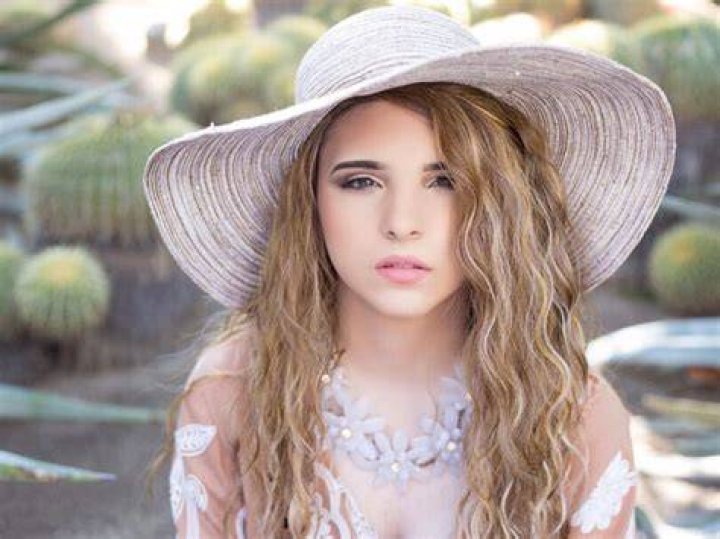 Chelsie Hill Height, Weight, Net Worth, Age, Wiki, Who, Instagram, Biography