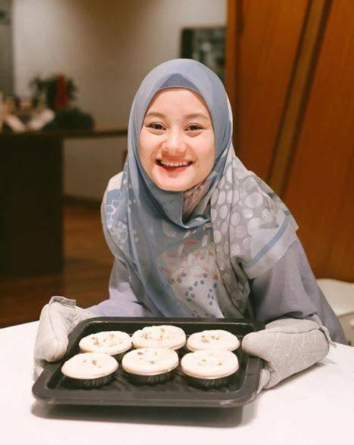 
Dinda Hauw Height, Weight, Net Worth, Age, Birthday, Wikipedia, Who, Nationality, Biography 